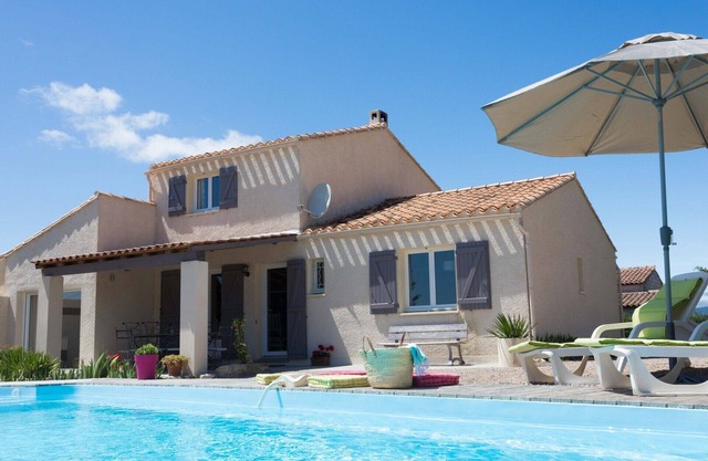 Ferienhaus mit Pool in der Nähe des Meeres