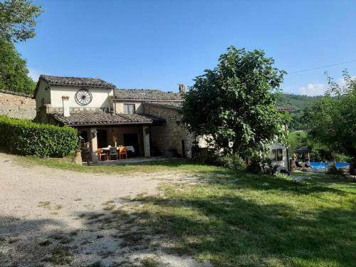Tolles Ferienhaus in Urbino mit Grill, Garten und Terrasse
