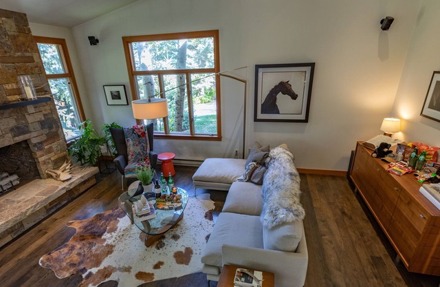 Luxury Mountain Modern 3Bedroom Home~Exceptional! Msg4Details