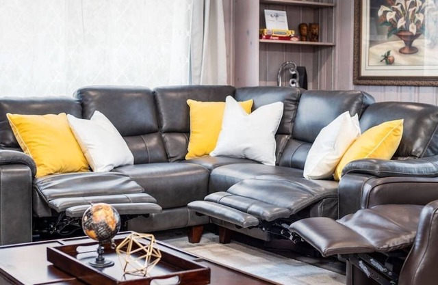 Holladay Great Location w/Guitar