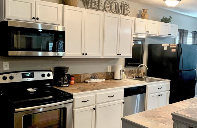 Holley Rentals 2br+ bonus Room 1300 sq ft apt. Sleeps 8