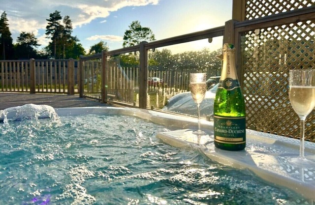 Hollicarrs - Oak Tree Lodge - Lodge with Hot Tub