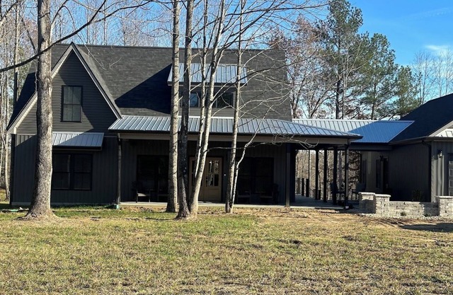 Holliday Inn, The Pines - Spacious and Luxurious 4 Bedroom Lake Home Sleeps 12