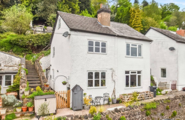 HOLLY COTTAGE, pet friendly, with open fire in Great Malvern