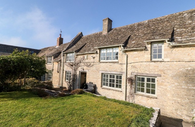 HOLLY COTTAGE, pet friendly, with open fire in Minster Lovell