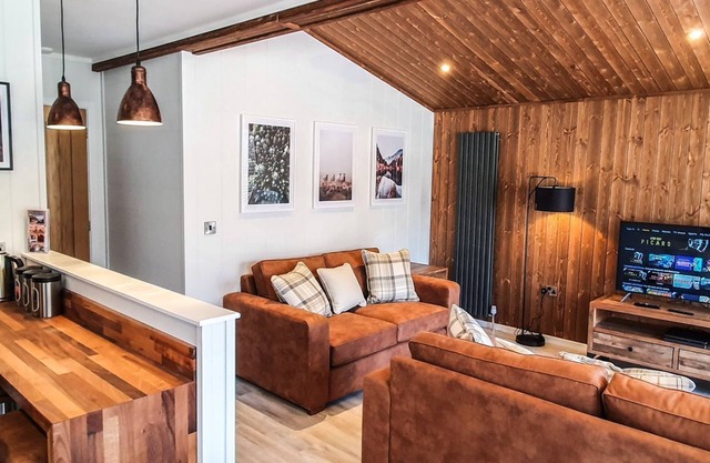 Holly Lodge | sleeps 6 - Hot Tub, Dog Friendly - 5* Visit England