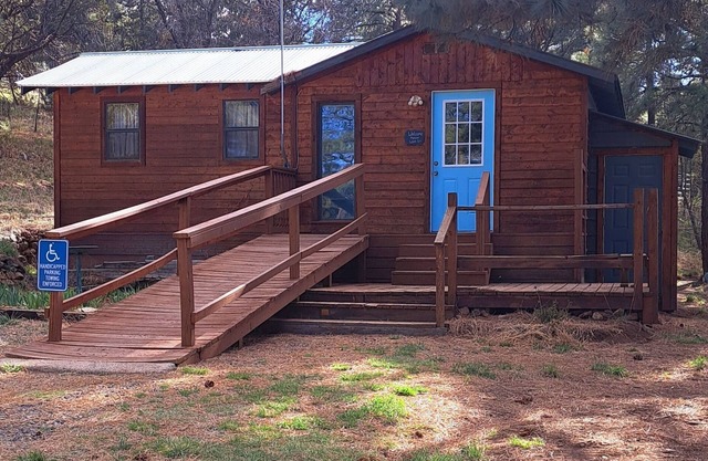 Holly's Hideaway, Cabin in the Woods