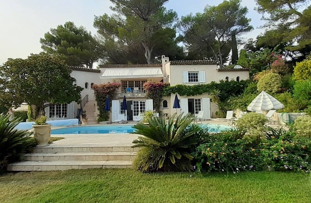 Schöne, abgelegene Villa in ruhiger Gegend mit Baumbestand. Großer Pool