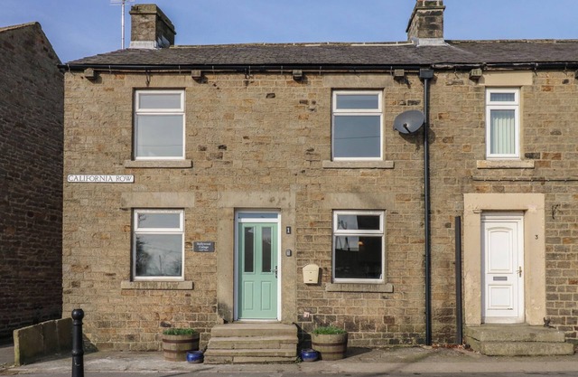 HOLLYWOOD COTTAGE, family friendly in Middleton-In-Teesdale