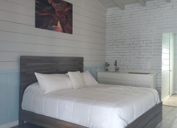 Hollywood Gardens Inn & Suites