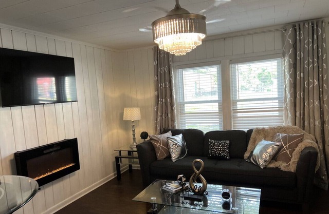 Hollywood Glam at the Quadruplex, Glamorous