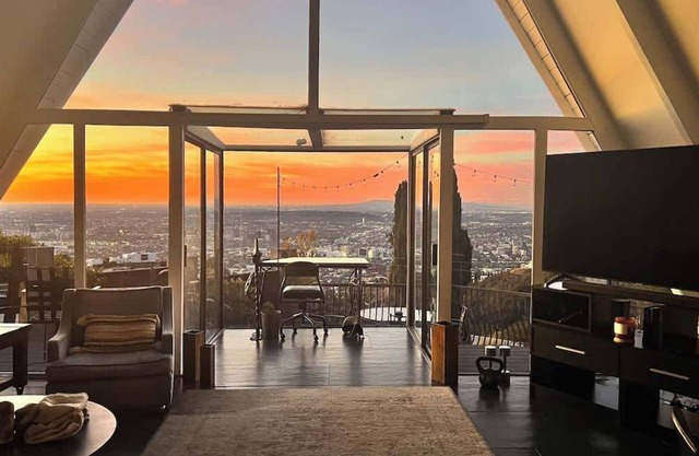 Hollywood Hills Zen Villa ~Jetliner Views, Hot Tub