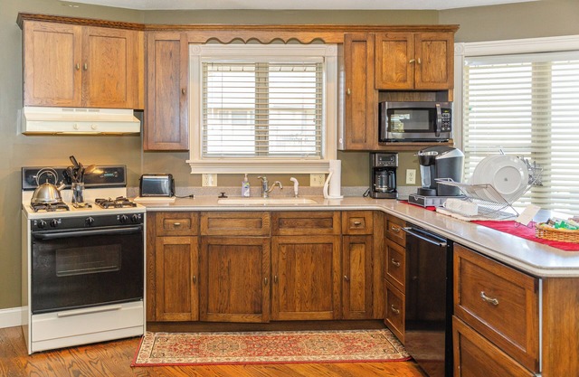 Holmes with a View Suite 3: Experience Serenity with Breathtaking Amish Valleys