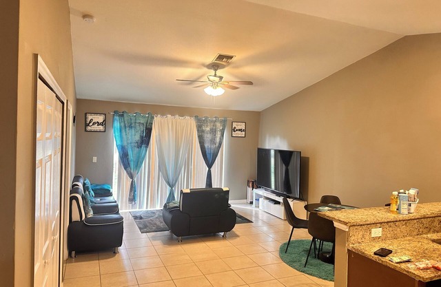 Holy Resisdence, 3-bedroom apartment in awesome Lehigh Acres with WiFi, AC
