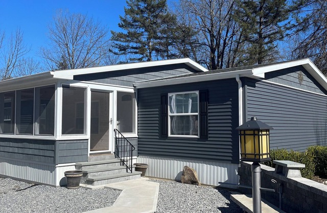 Home 2 mins to Saratoga.. Newly renovated & Pet friendly .