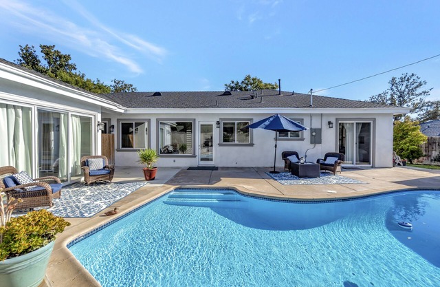 HOME 20 MINS AWAY FROM DISNEY! 5 BEDS/ 5 FULL BATHS WITH GUESTHOUSE