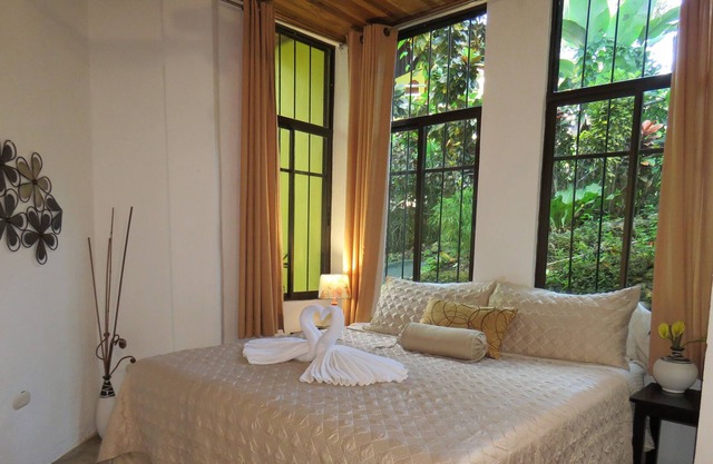 Home Away Fom Home, 1200Sq / Ft, Kingsize-Bett, voll ausgestattete Küche, A / C, WiFi, Pool, Gated