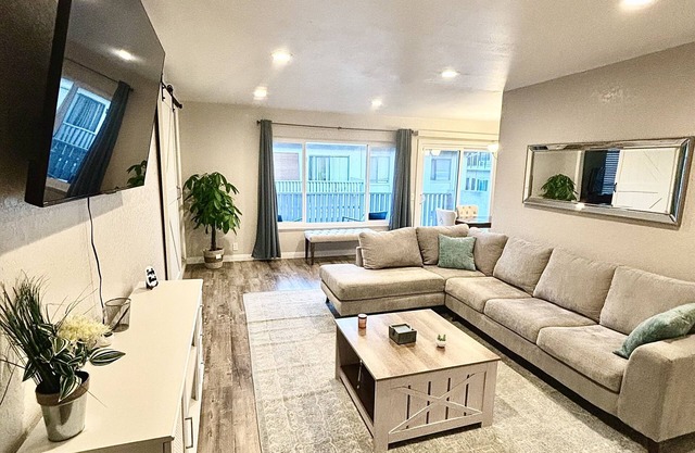 Home Away From - 2 Bed Condo