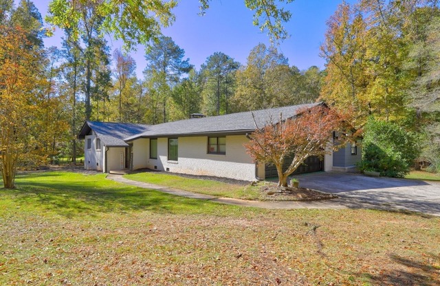 Home away from home minutes from downtown Fayetteville and Pinewood Studios.