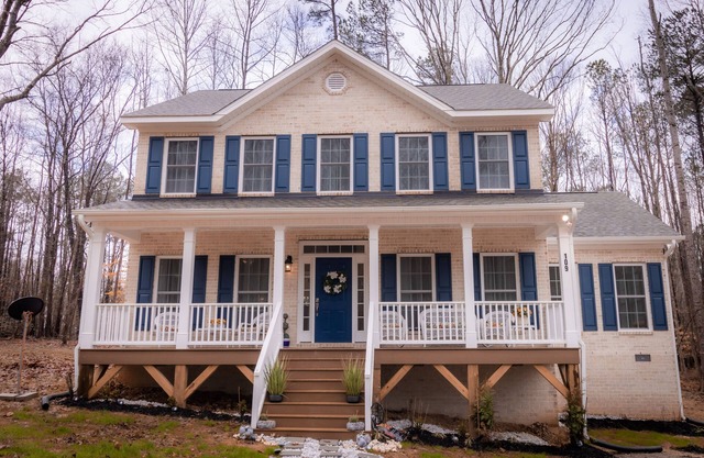 HOME AWAY FROM HOME/ 2 -story modern farmhouse at Lake Gaston /HOT TUB AUG 1