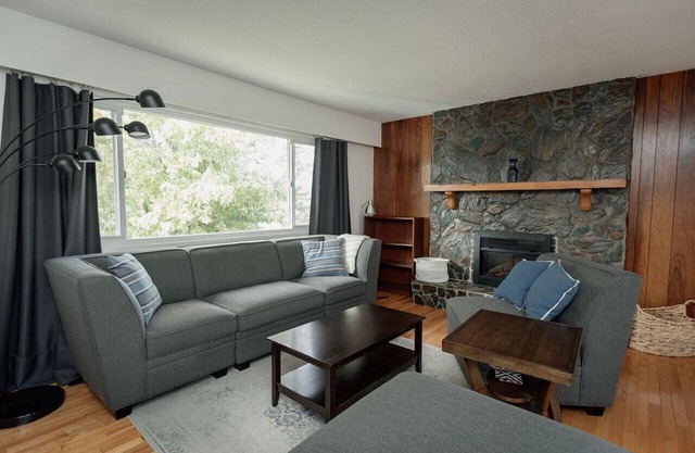 Home away from home 3-BR, great neighbourhood