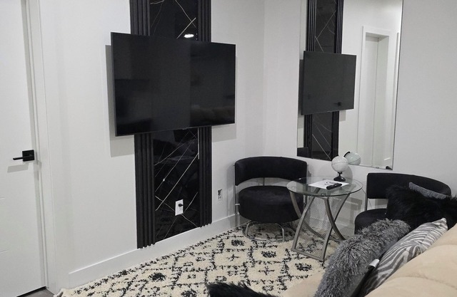 HOME AWAY FROM HOME. 7min or less radius to all amenities and downtown Edmonton