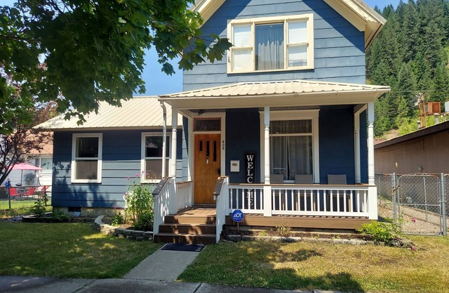 Home Away from Home in Wallace