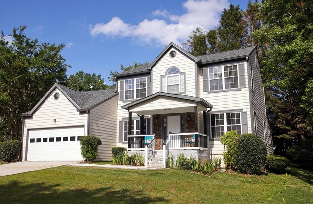 Home Away From Home! Johns Creek, 4BD, Sleeps 8, Chef's Kitchen, Office, Garage!