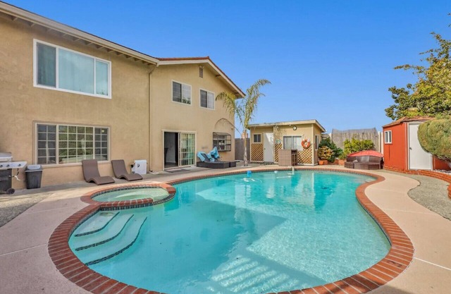 Home Away From Home w/Big Pool and Hot Tub