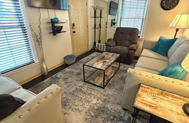 Home Away from Home 2-bedroom house in nice Wyandotte with AC, WiFi