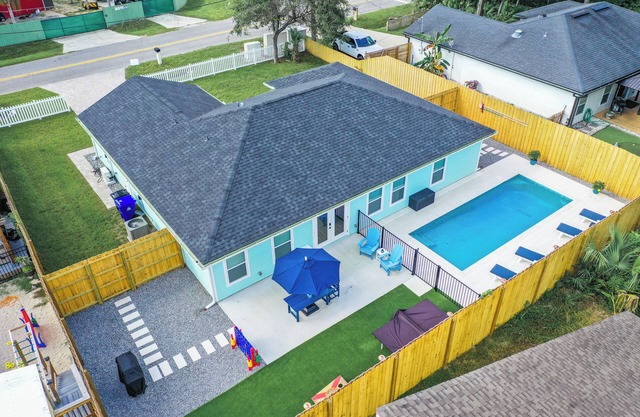 Home Away STAy with heated pool! Come enjoy a 4 bedroom/ 2 bath home
