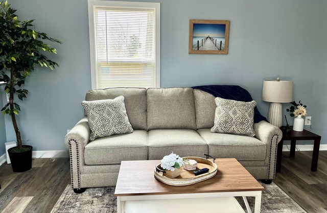 Home by Oakland Beach & Airport