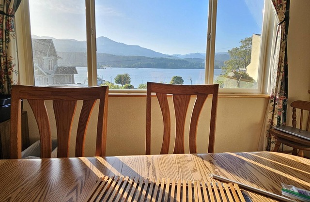 Home by the river, welcoming & sweet! Pet friendly.