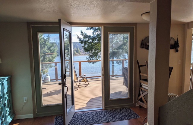Home by the Sea Waterfront 2-bedroom, 1-Office in beautiful Gig Harbor