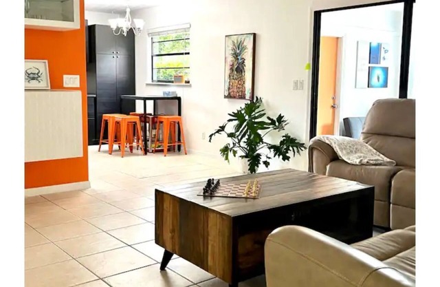 Home close to shops, restaurants and beach 3/2