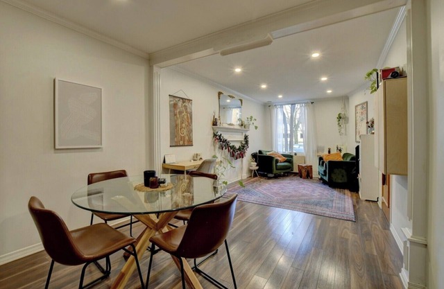 Home conveniently located between Plateau and Mile End