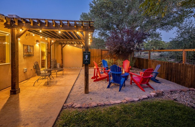 Downtown Moab! Wunderschön dekoriert - Feuerstelle - Hof - Pool - Tischtennis