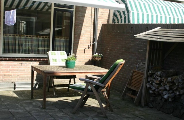 Home for 5 people just steps from beach!