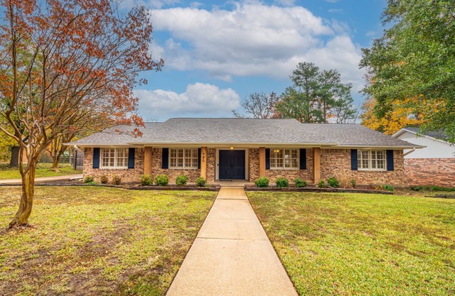 Home + garage 4 BEDROOMS, 2.5 BATH, 2 king, 1 queen, 1 full