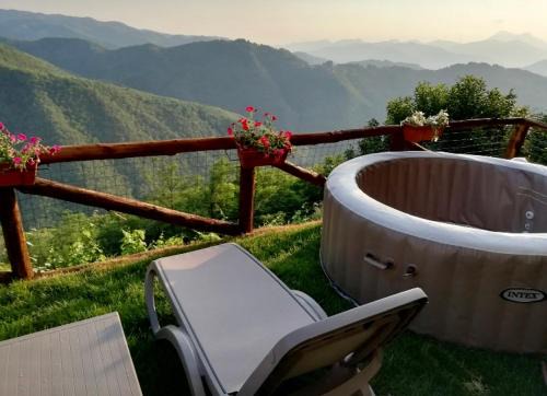 Home Holidays Crasciana, con terrazza vista sulle Alpi Apuane.