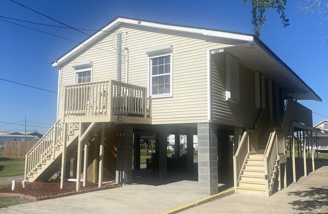 Home in Barataria, Relax with the whole family at this peaceful place to stay.