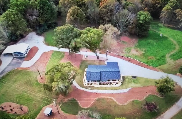 Home in Dawsonville - Farmhouse Style