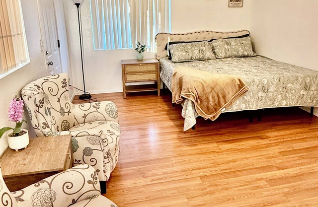 Home in Kingman 5beds with gated parking RV&Boat Parking