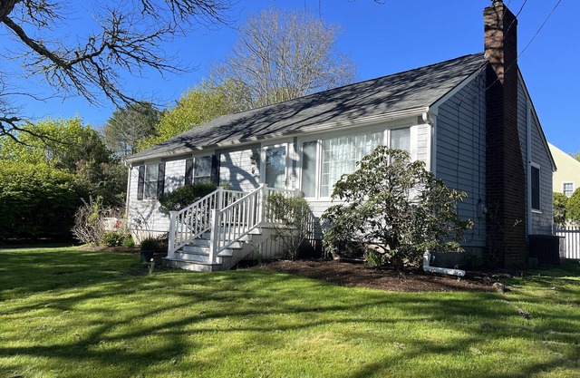 Home in Mattapoisett Village, walk to beach, town, pub/Inn general store.