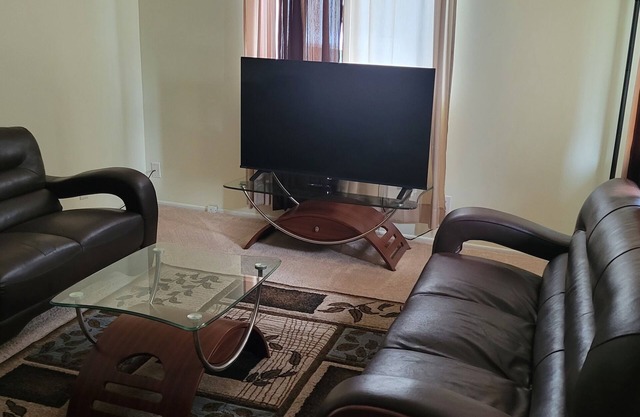 Spacious 4-bedroom house in brilliant Sterling Heights with AC, WiFi