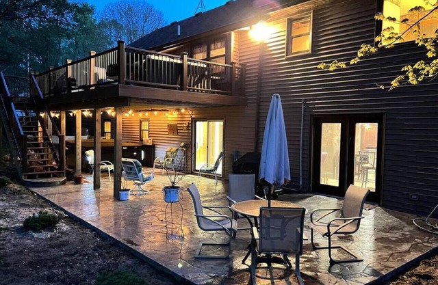 Home in the Woods - hot tub, fishing, pets