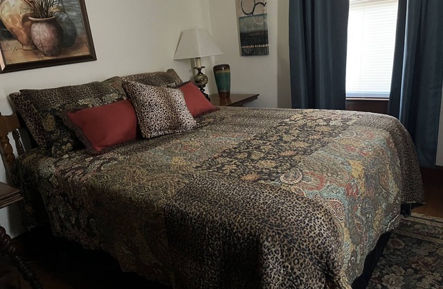 home/ large deck overlooking town. Walking distance to shops and restaurants