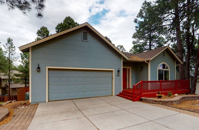 Home near downtown with private hot tub, gas fireplace, grill, firepit - Dogs OK
