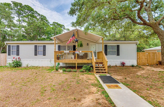 Home Near Navarre & Pensacola Beaches!