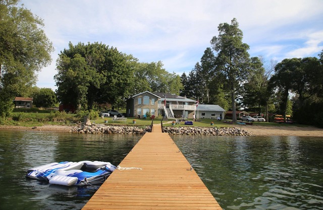 Direkt auf St. Lawrence, mit Privatstrand und kostenlosem Bootsanleger und WIFI!